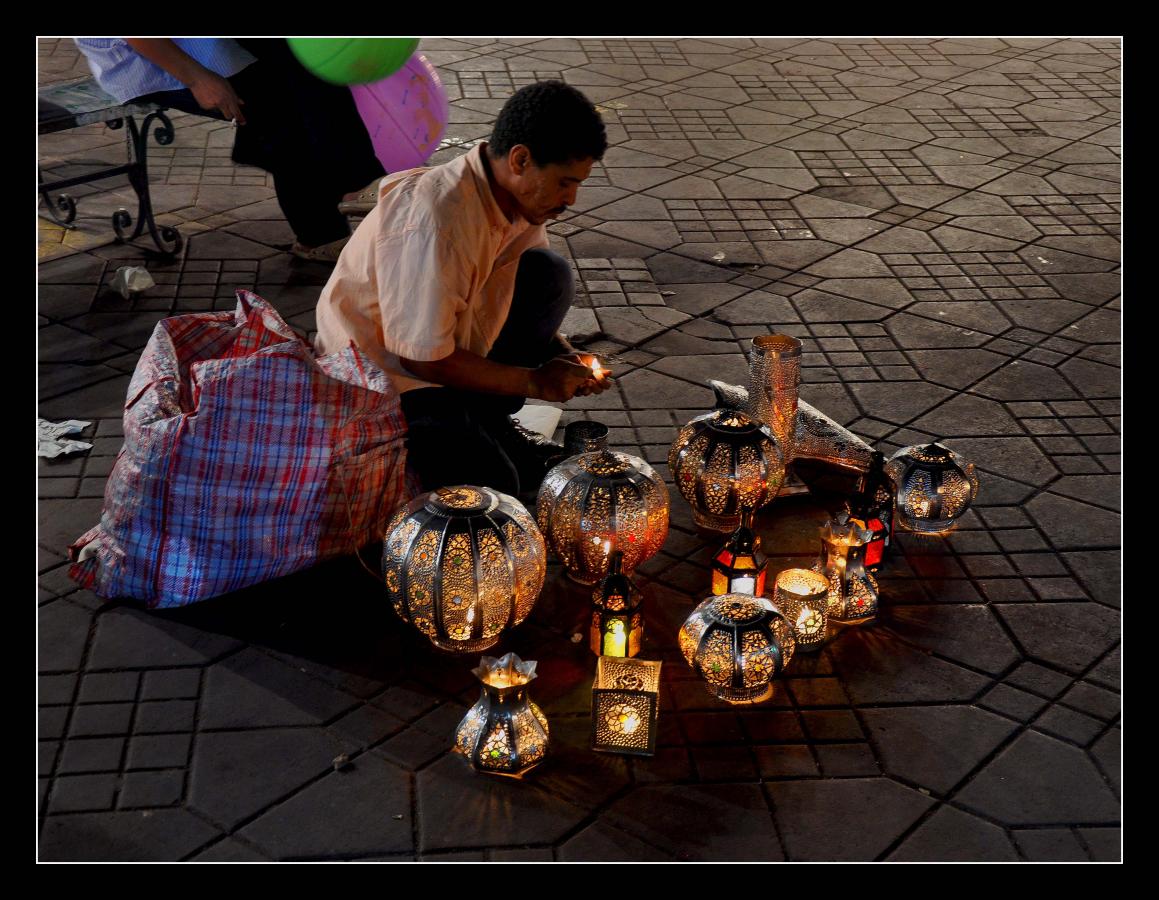 b07 Prodavač lampionů