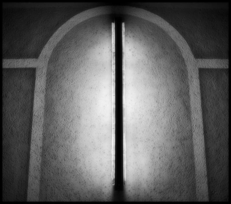 H01 Svítící černá