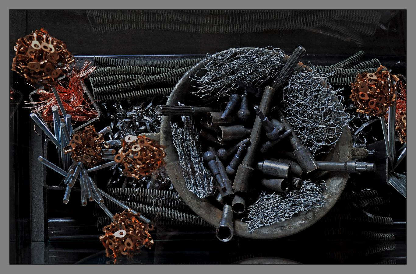 O08-Zátiší s kovy