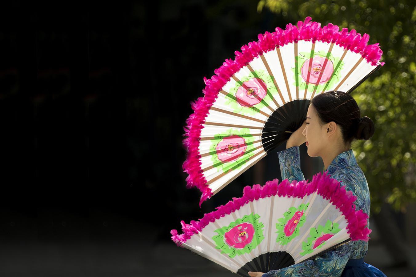 1607_06 Tanec s vějíři