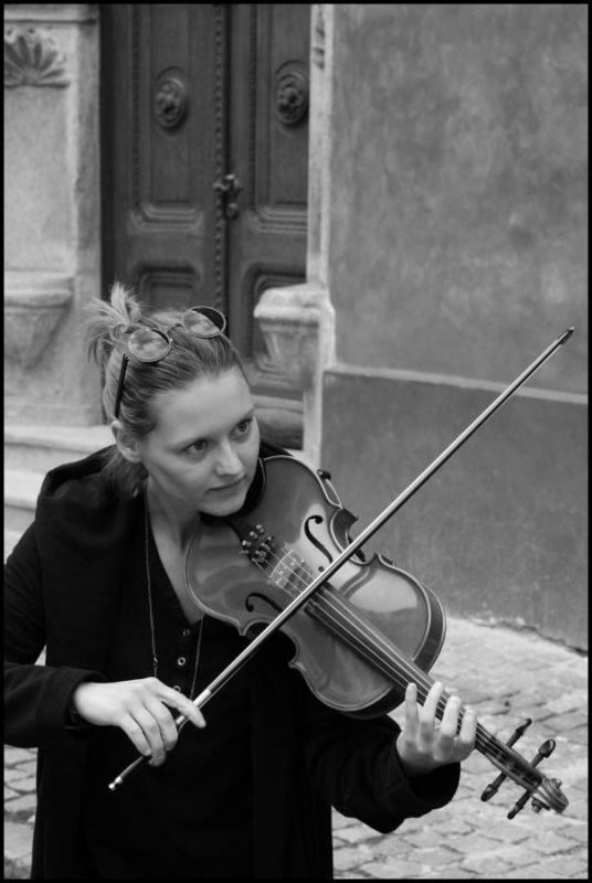 1611_04 Fotka slušná, houslistka mizerná (Český Krumlov)
