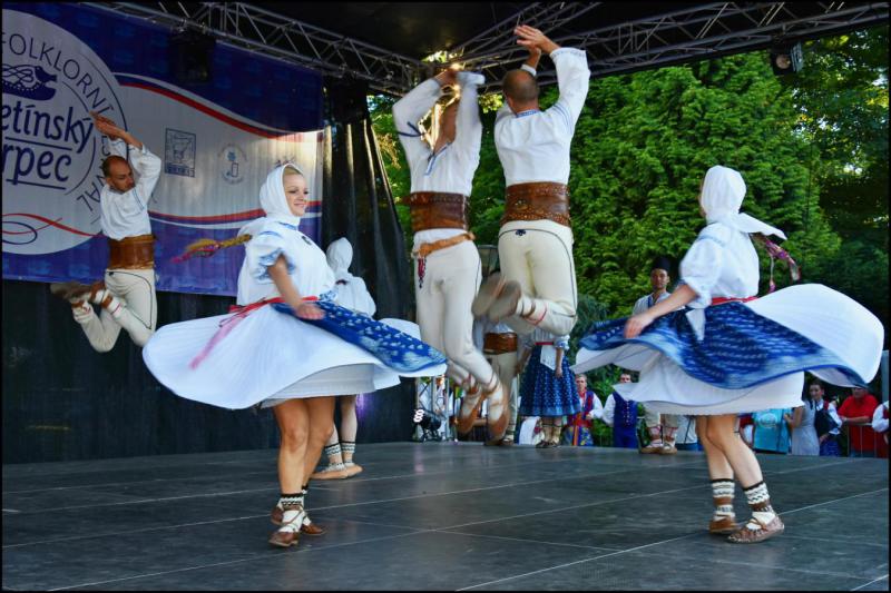 1607_14 Kdo výš...