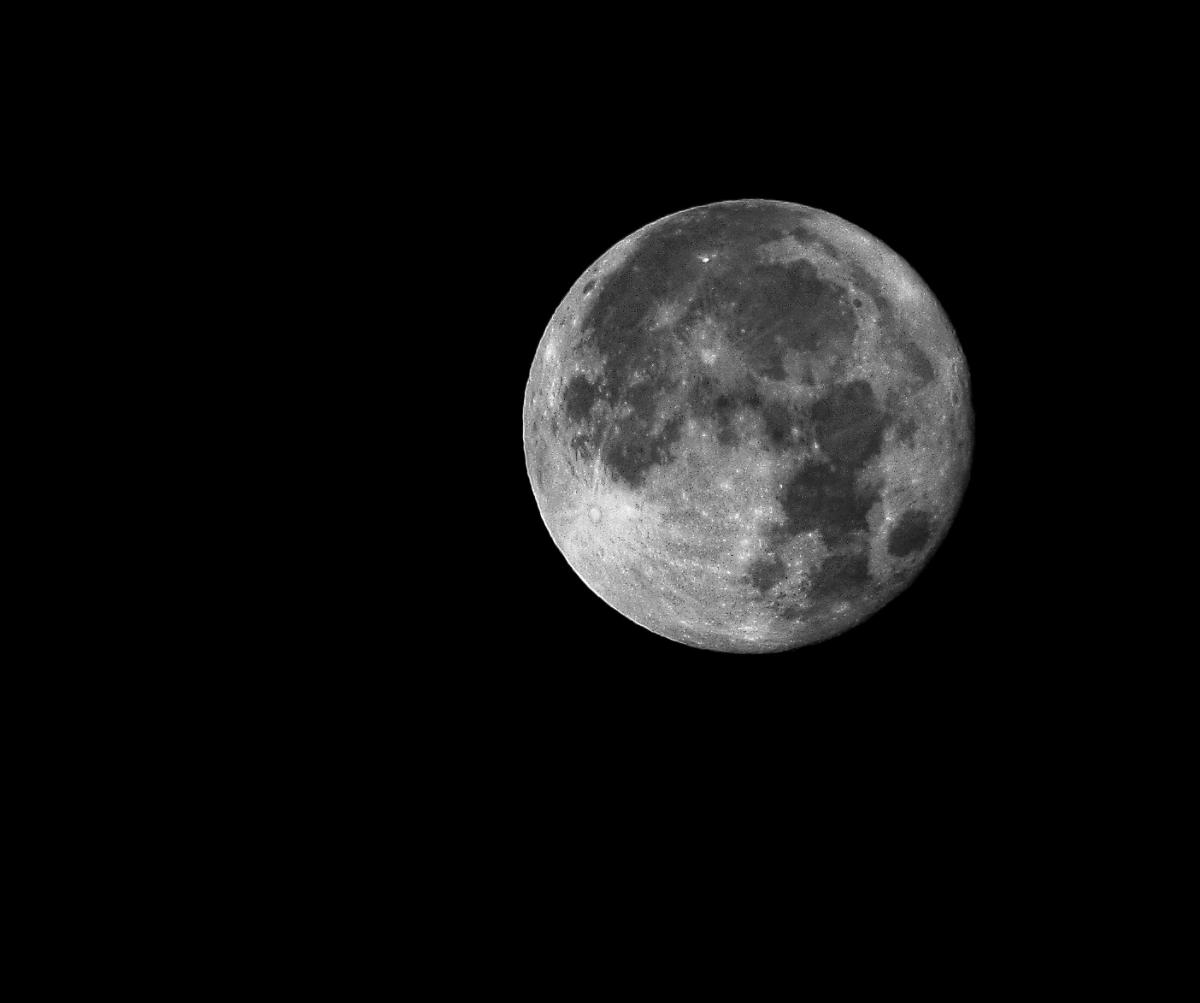 Fotil jsem Superúplněk.
Superúplněk, který se na obloze objevíl v pondělí v noci14. listopadu, je největší od roku 1948.  Podob