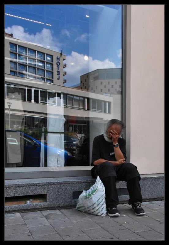 1708_10 Postel tak blízko, - tak daleko...