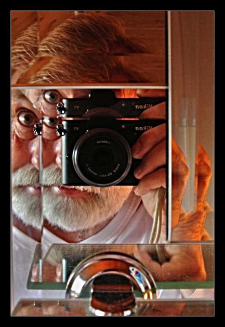 1708_19 U zrcadla dlení