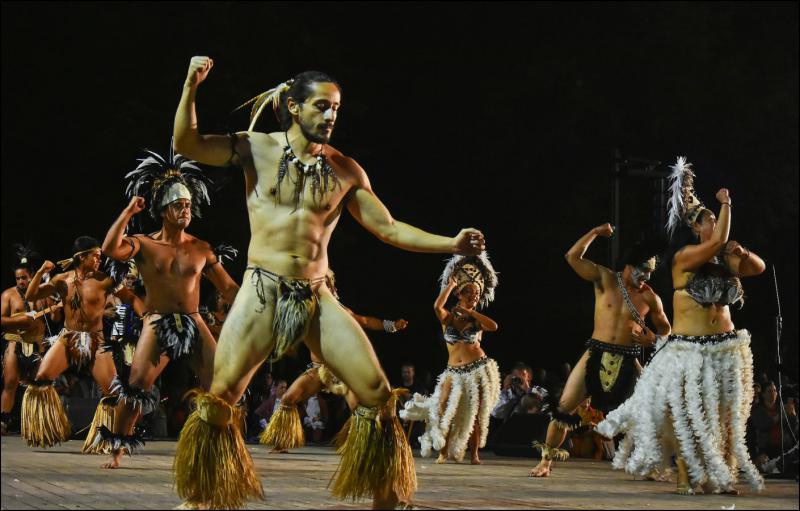 1910_09 Exotičtí tanečníci