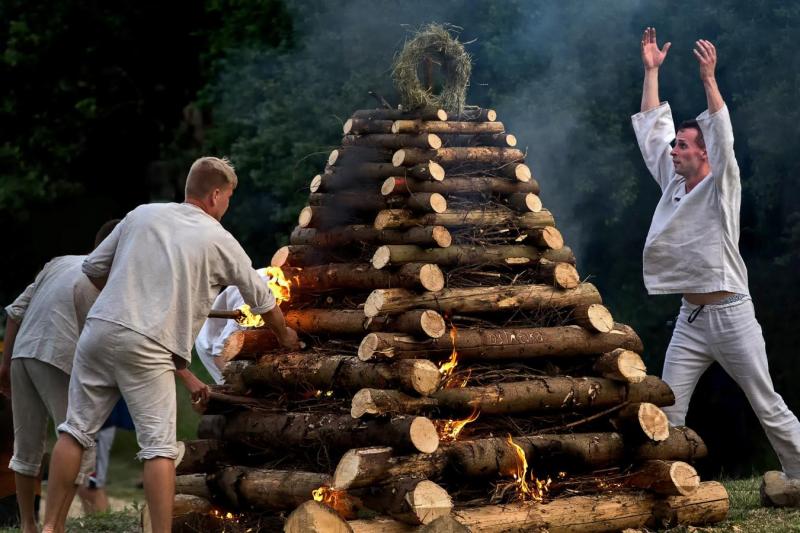 2308_09 Svatojánské ohně