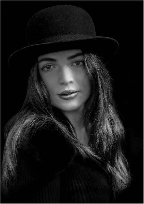 2502_12 Dívka s kloboukem