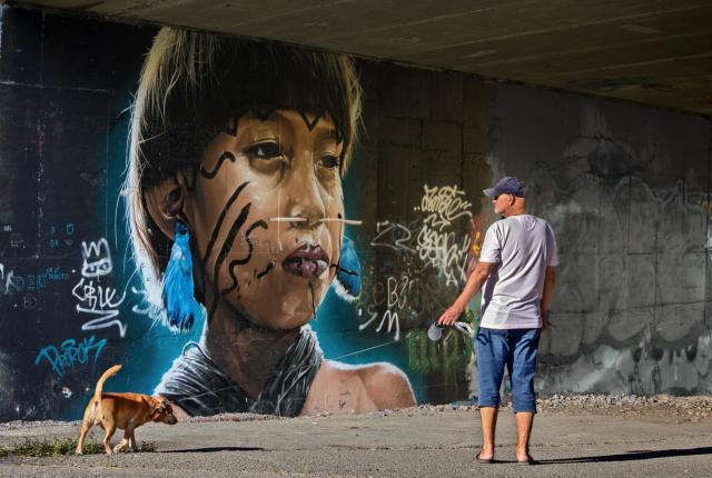 2505_24 Procházka galerií