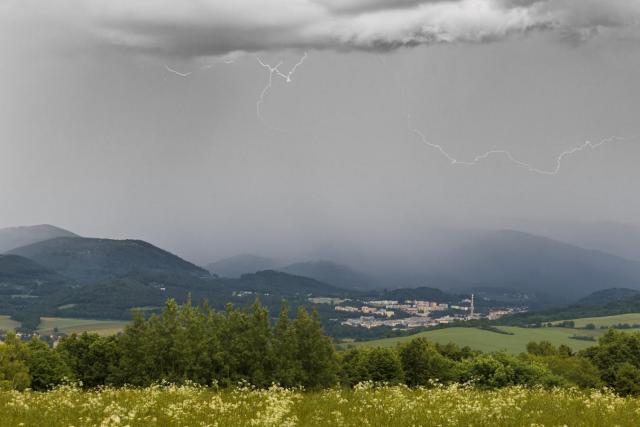2506_02 Nad Rožnovem se blýská