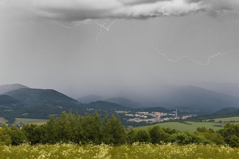 2506_02 Nad Rožnovem se blýská
