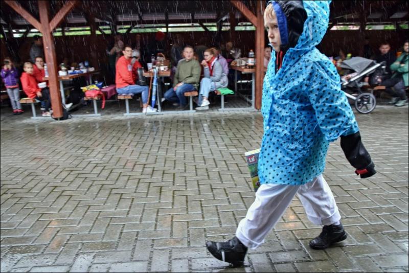 2506_13 Prší? -nevadí...