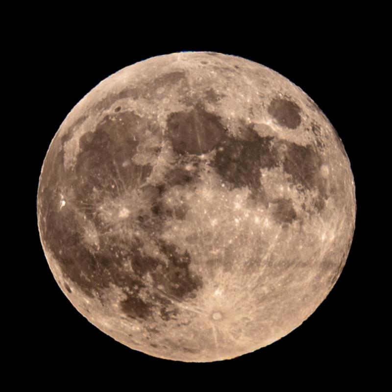 Mesiac 8.11.2022
