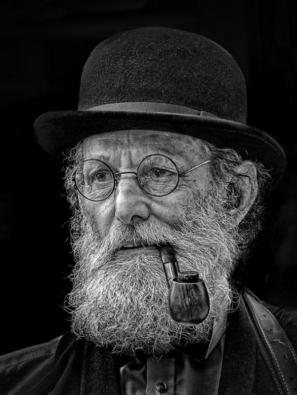 Evjak_MAN WITH PIPE